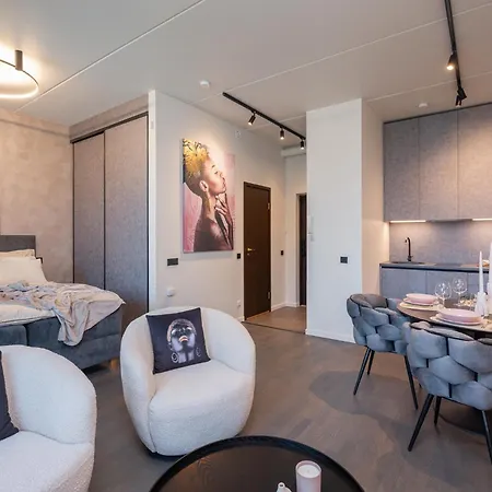 Belhome Kueueni In The Center טרטו